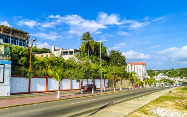 Puerto Escondido Oaxaca Meksika 17. Ekim 2022 Yoğun cadde trafiği trafik sıkışıklığı ve Zicatela Puerto Escondido Oaxaca Meksika.