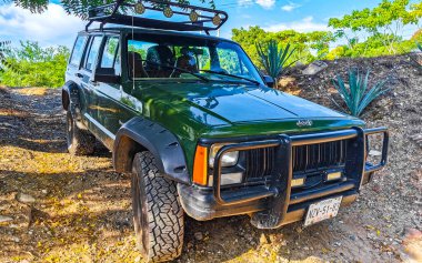 Puerto Escondido zicatela Oaxaca Meksika 'da çeşitli Meksika kamyonet 4x4 off-road araçları.