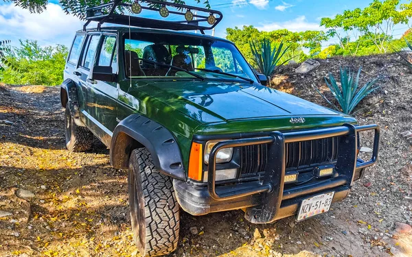 Puerto Escondido zicatela Oaxaca Meksika 'da çeşitli Meksika kamyonet 4x4 off-road araçları.