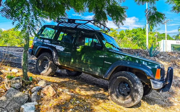 Puerto Escondido zicatela Oaxaca Meksika 'da çeşitli Meksika kamyonet 4x4 off-road araçları.