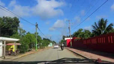 Quintana Roo Mexico 'daki Kantunilkin Lazaro Cardenas' ta kiliseleri ve halka açık yerleri olan küçük bir köyden geçerek..