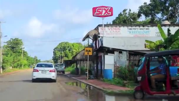 在金塔纳罗奥州的Kantunilkin Lazaro Cardenas 开车穿过街道上有教堂和公共场所的小村庄 — 图库视频影像