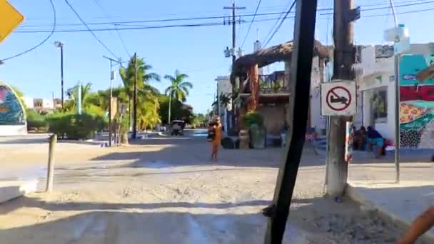 ゴルフカートバギーに乗る村の自然とキンタナ メキシコのアイラ ホルボックス島のビーチで — ストック動画