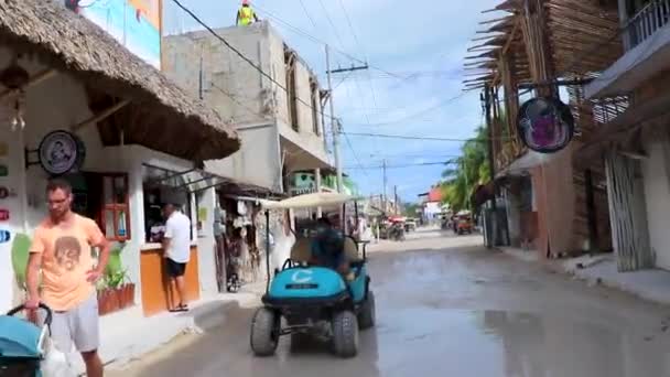 Golf Cart Buggy Lovagolni Keresztül Falu Természet Strand Isla Holbox — Stock videók