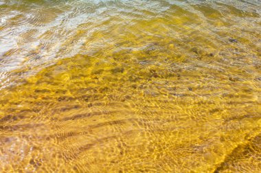 Nesse 'nin Nesse Loxstedt Cuxhaven Aşağı Saksonya Almanya' sında inşaat alanı ve plajı olarak kullandığı taş ocağı göleti..