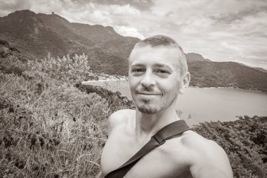 Tropikal ada Ilha Grande Abraao sahil panoraması Angra dos Reis Rio de Janeiro Brezilya 'daki turist model ve gezginin eski siyah beyaz resmi.