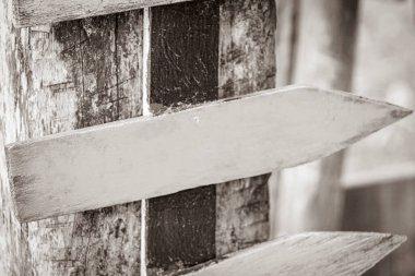 Tropikal ada Ilha Grand 'da renkli düz tahta oklar.