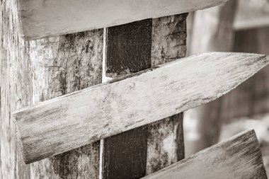 Tropikal ada Ilha Grande Rio de Janeiro Brezilya 'da renkli düz tahta oklar.