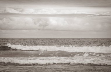 Angra dos Reis Rio de Janeiro Brezilya 'daki büyük tropikal ada Ilha Grande' deki Praia de Lopes Mendes plajında güçlü dalgalar.