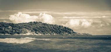 Angra dos Reis Rio de Janeiro Brezilya 'daki büyük tropikal ada Ilha Grande' deki Praia de Lopes Mendes plajında güçlü dalgalar.