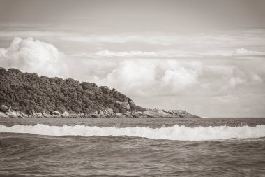 Angra dos Reis Rio de Janeiro Brezilya 'daki büyük tropikal ada Ilha Grande' deki Praia de Lopes Mendes plajında güçlü dalgalar.