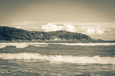 Angra dos Reis Rio de Janeiro Brezilya 'daki büyük tropikal ada Ilha Grande' deki Praia de Lopes Mendes plajında güçlü dalgalar.