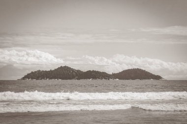 Angra dos Reis Rio de Janeiro Brezilya 'daki büyük tropikal ada Ilha Grande' deki Praia de Lopes Mendes plajında güçlü dalgalar.