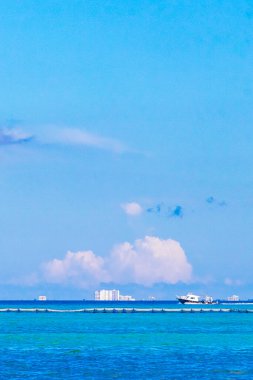 Playa 88 ve Playa del Carmen Quintana Roo Meksika 'daki Punta Esmeralda' dan tropikal Meksika sahili manzaralı rıhtımda vapur vapuru iskelesi ve limanı..