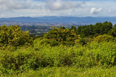 Orman ağaçları, bulutlar ve Orta Amerika 'da San Jose ve Heredia Kosta Rika' nın doğası olan güzel dağ manzarası ve şehir manzarası..