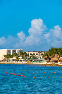 Playa del Carmen Mexico 'da berrak turkuaz mavi suyu olan tropik Meksika sahili manzarası..