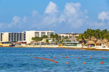 Playa del Carmen Mexico 'da berrak turkuaz mavi suyu olan tropik Meksika sahili manzarası..