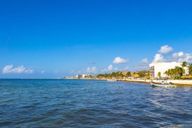 Playa del Carmen Mexico 'da berrak turkuaz mavi suyu olan tropik Meksika sahili manzarası..