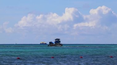 Playa 88 ve Playa del Carmen Quintana Roo Meksika 'daki Punta Esmeralda' dan tropikal Meksika sahili manzaralı rıhtımda vapur vapuru iskelesi ve limanı..
