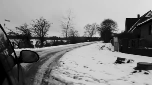 レールハイデの道路や田舎を通って車の中で雪を通して冬の運転ブレーメンドイツ — ストック動画