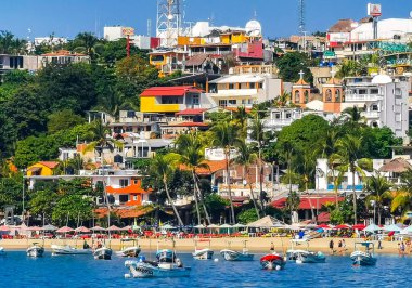 Puerto Escondido Oaxaca Meksika 16. Aralık 2022 Puerto Escondido Oaxaca Meksika 'daki Zicatela liman ve sahilinde balıkçı tekneleri.