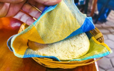 Tipik Meksika yemekleri Tortas Tacos Empanadas Tortillas ve Tamales El Cafecito, Zicatela Puerto Escondido Oaxaca Meksika.