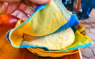 Tipik Meksika yemekleri Tortas Tacos Empanadas Tortillas ve Tamales El Cafecito, Zicatela Puerto Escondido Oaxaca Meksika.