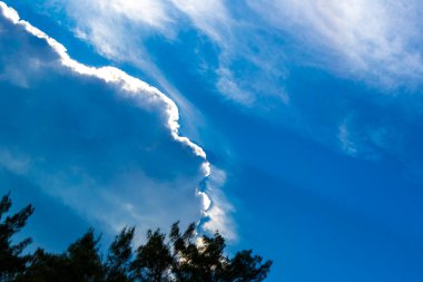 Playa del Carmen Quintana Roo Meksika 'da gökyüzünde patlayan bulut kümülüs bulutları.