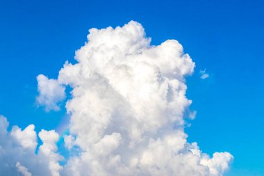 Bulutlu gökyüzünde güzel ve nadir gökkuşağı ve Playa del Carmen Quintana Roo Meksika 'da mavi arka plan.