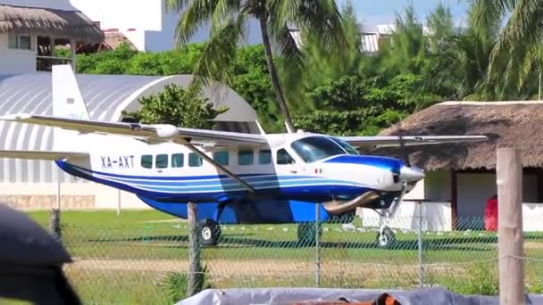 Propeller Plane Small Airport Isla Holbox Island Quintana Roo Mexico — Stockvideo