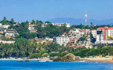 Zicatela Puerto Escondido Oaxaca 'da güneş plajı insanları dalgalar ve tekneler.