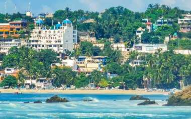 Zicatela Puerto Escondido Oaxaca 'da güneş plajı insanları dalgalar ve tekneler.