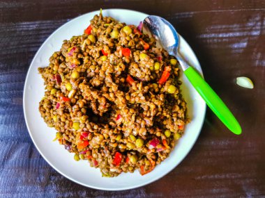 Lezzetli mercimek yahnisi fasulye sebze salatalık soğan ve havuç kahverengi ahşap masa Hin Playa del Carmen Meksika.