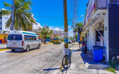 Tipik sokak yolu ve şehir manzarası arabalarla trafik restoranları, Quintana Roo Mexico 'daki Playa del Carmen' in insan ve binaları..