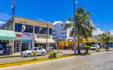 Tipik sokak yolu ve şehir manzarası arabalarla trafik restoranları, Quintana Roo Mexico 'daki Playa del Carmen' in insan ve binaları..