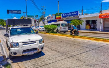 Tipik sokak yolu ve şehir manzarası arabalarla trafik restoranları, Quintana Roo Mexico 'daki Playa del Carmen' in insan ve binaları..