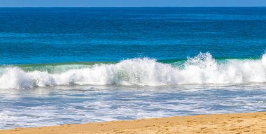Zicatela Puerto Escondido Oaxaca 'da büyük sörfçü dalgaları..