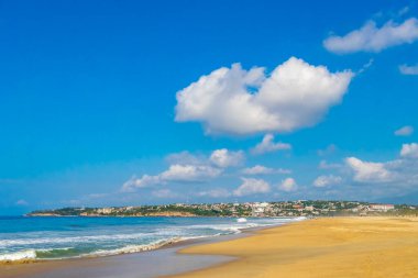 Plaj kumu mavi su kayalıkları ve Zicatela Escondido Oaxaca 'da büyük sörfçü dalgaları..