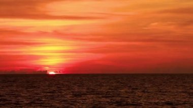 Phuket adası Tayland 'da Sakhu Thalang' daki Naithon Nai thon plajında tropikal doğada sarı turuncu, plajda altın rengi günbatımı..