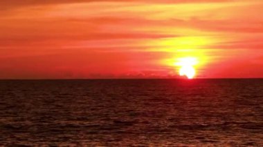 Phuket adası Tayland 'da Sakhu Thalang' daki Naithon Nai thon plajında tropikal doğada sarı turuncu, plajda altın rengi günbatımı..