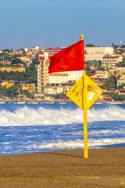 Zicatela Puerto Escondido Meksika 'da kırmızı bayrak yüzmek yasaklandı..