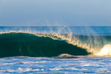 Zicatela Puerto Escondido Oaxaca 'da büyük sörfçü dalgaları..