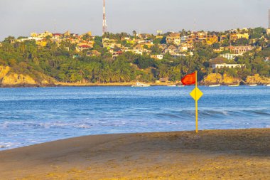 Zicatela Puerto Escondido Meksika 'da kırmızı bayrak yüzmek yasaklandı..