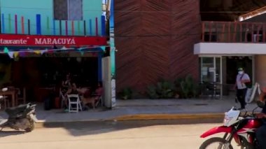 Quintana Roo Mexico 'daki Kantunilkin Lazaro Cardenas' ta kiliseleri ve halka açık yerleri olan küçük bir köyden geçerek..