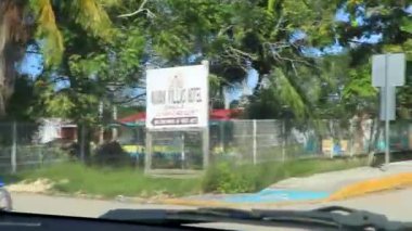 Quintana Roo Mexico 'daki Kantunilkin Lazaro Cardenas' ta kiliseleri ve halka açık yerleri olan küçük bir köyden geçerek..