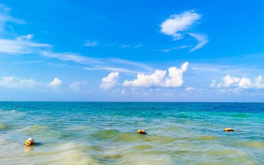 Playa del Carmen Mexico 'da berrak turkuaz mavi suyu olan tropik Meksika sahili manzarası..