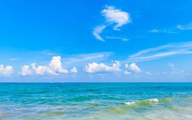 Playa del Carmen Mexico 'da berrak turkuaz mavi suyu olan tropik Meksika sahili manzarası..