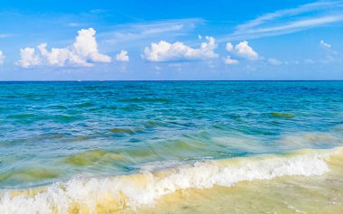 Playa del Carmen Mexico 'da berrak turkuaz mavi suyu olan tropik Meksika sahili manzarası..