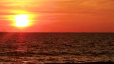 Phuket adası Tayland 'da Sakhu Thalang' daki Naithon Nai thon plajında tropikal doğada sarı turuncu, plajda altın rengi günbatımı..