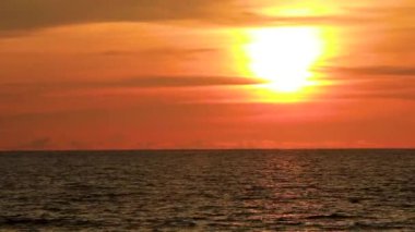 Phuket adası Tayland 'da Sakhu Thalang' daki Naithon Nai thon plajında tropikal doğada sarı turuncu, plajda altın rengi günbatımı..